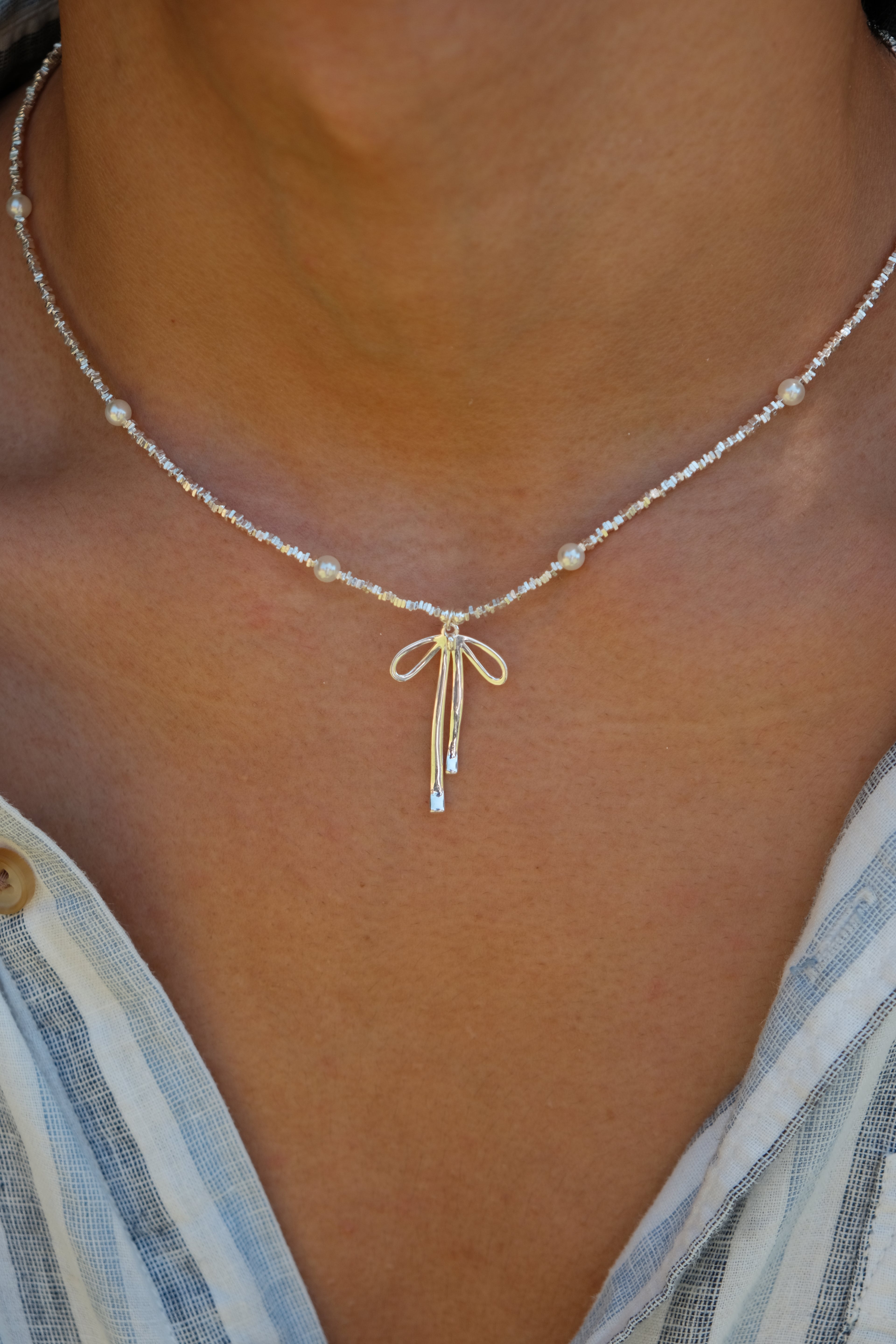 Necklace with a bow detail